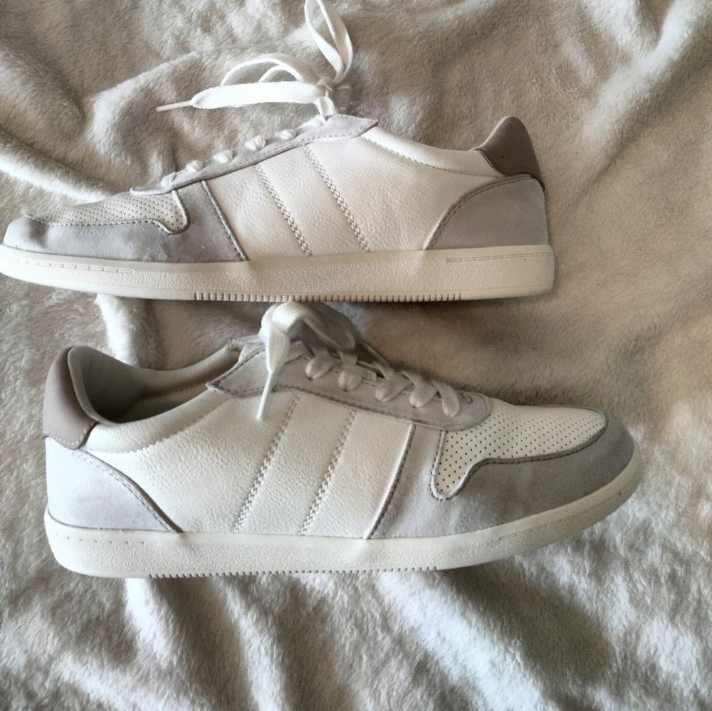 Universal Threads Sneakers - Picture 3 of 5